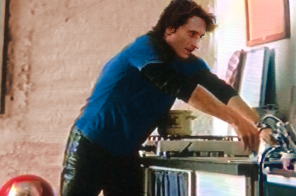 Sarah im Loft von Fotograf  Tom Pfeiffer