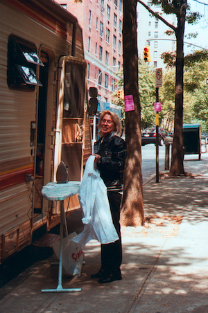 die Garderobiere bügelt die Darstellerhemden auf