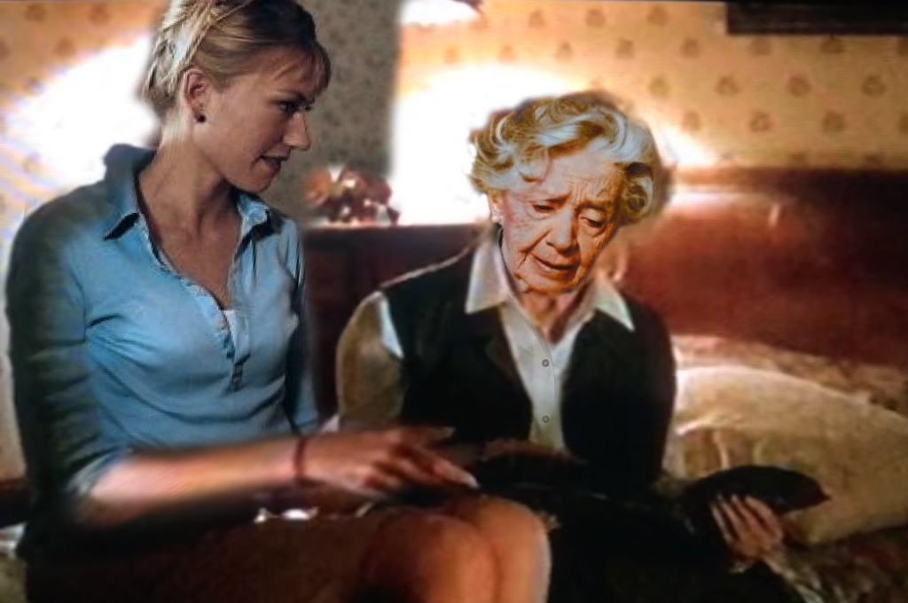 Ruth zeigt ihrer Enkelin ihr altes Fotoalbum