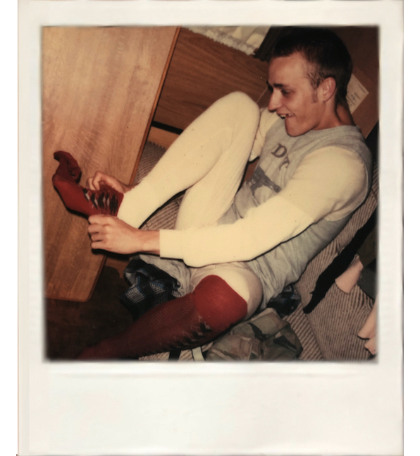 Alex zieht dicke Sachen an