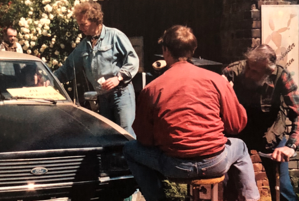 Kameramann und Regisseur richten ein auto für die Aufnahmen ein