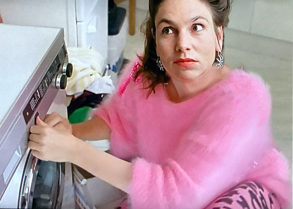 Lizzi bestückt die Waschmaschine