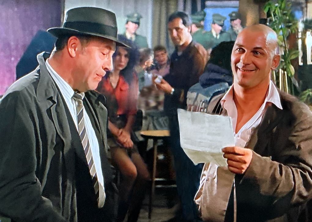 Kommissar Markowitz überreicht Horst Bannasch den Durchsuchungsbeschluss