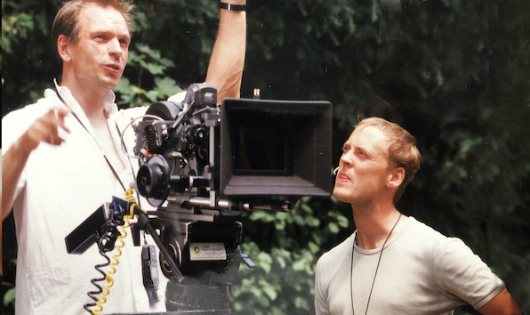 Der Kameramann gibt seinem Assistenten Anweisungen