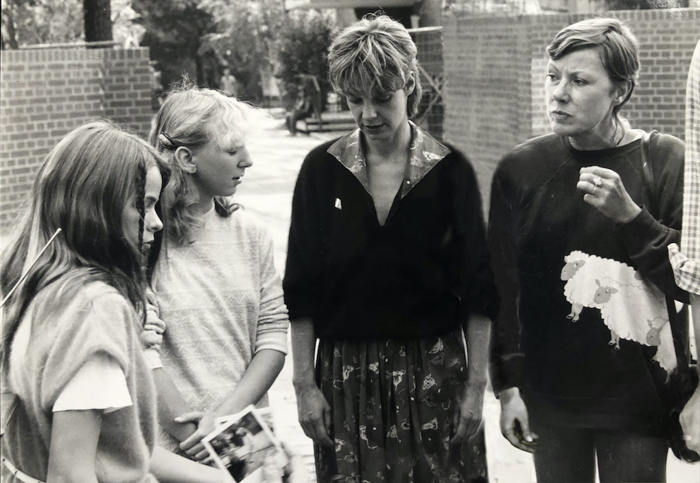 Die Polaroids von den Kostümen werden besprochen