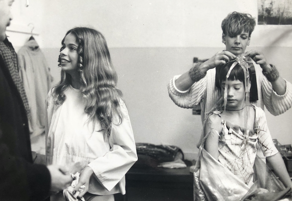 Die letzten Handgriffe an den Kostümen