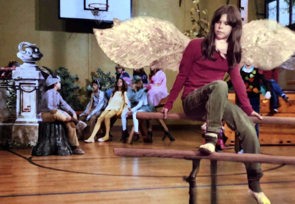 Schulklasse im der Sporthalle in ihren Kostümen