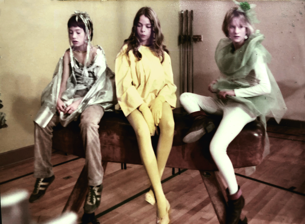 Drei Darsteller sitzen auf einem Sprungpferd