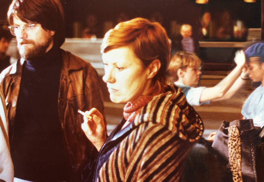 Regisseur und Regisseurin beobachten die Szene