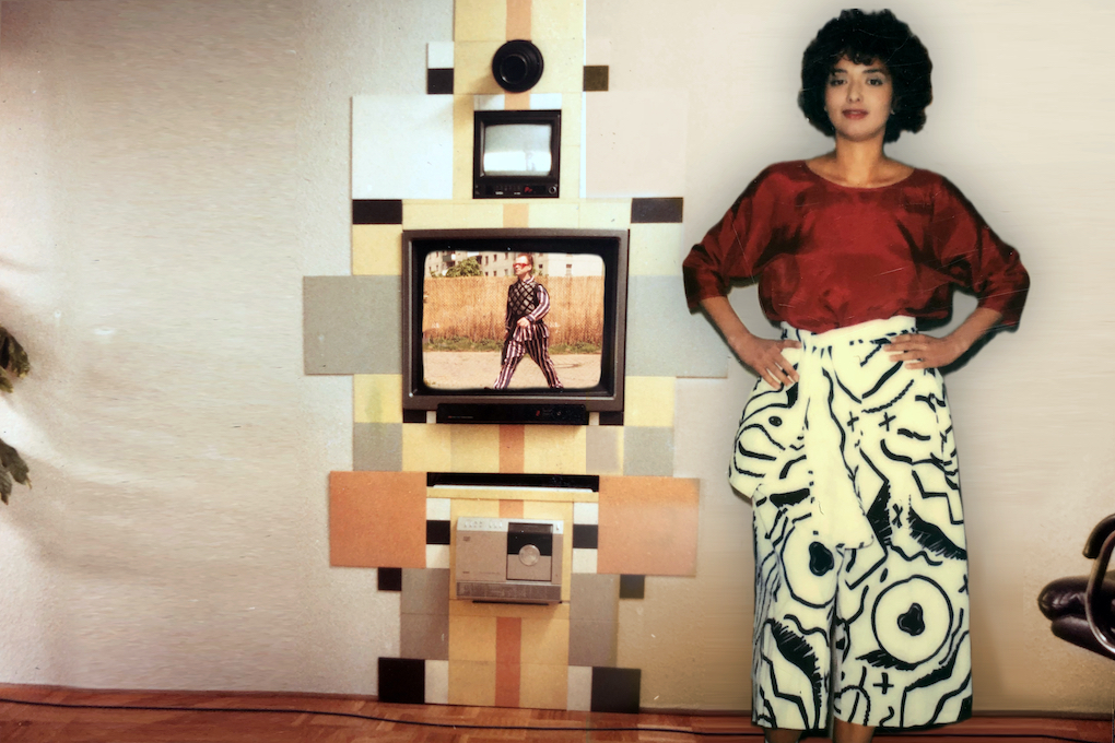 Die Mutter vor dem Überwachungsmonitor