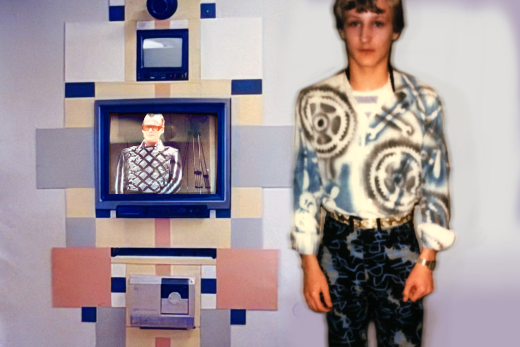 Der älteste Sohn vor dem Überwachungsmonitor