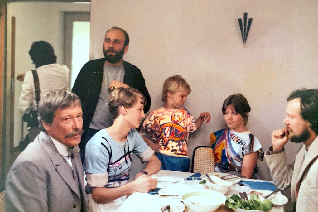 Die Familie sitzt mit ihrem neuen Opa am Tisch
