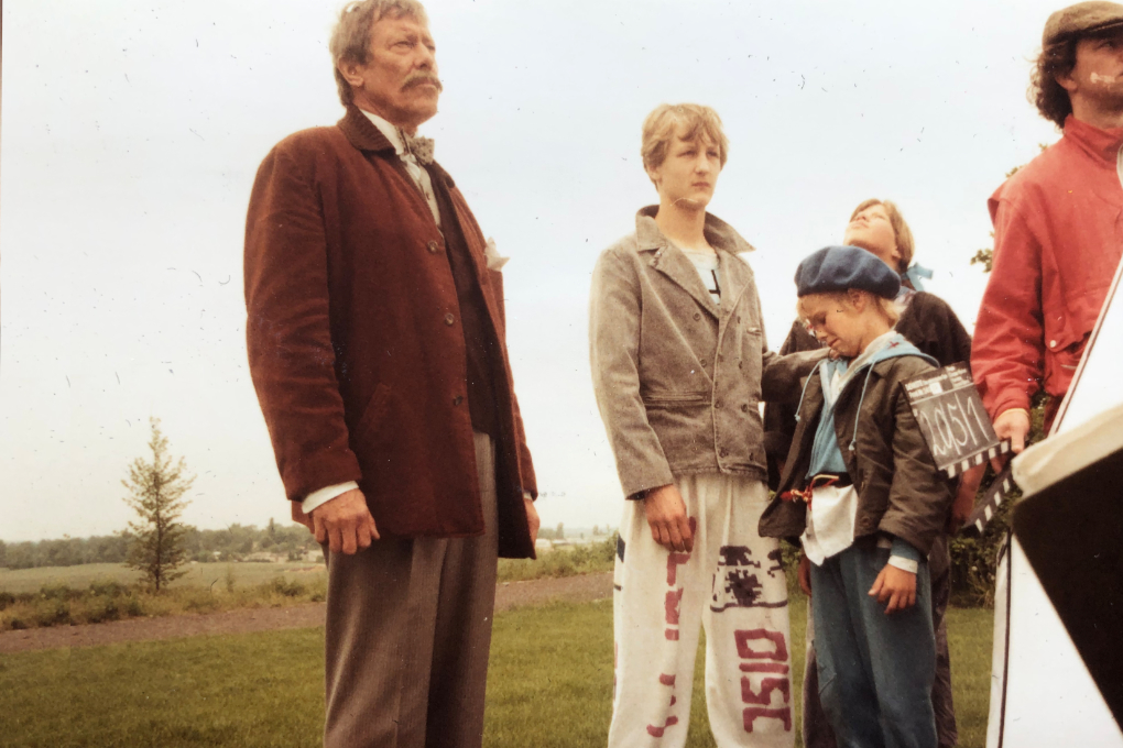 Der Opa mit den Kindern auf der Wiese