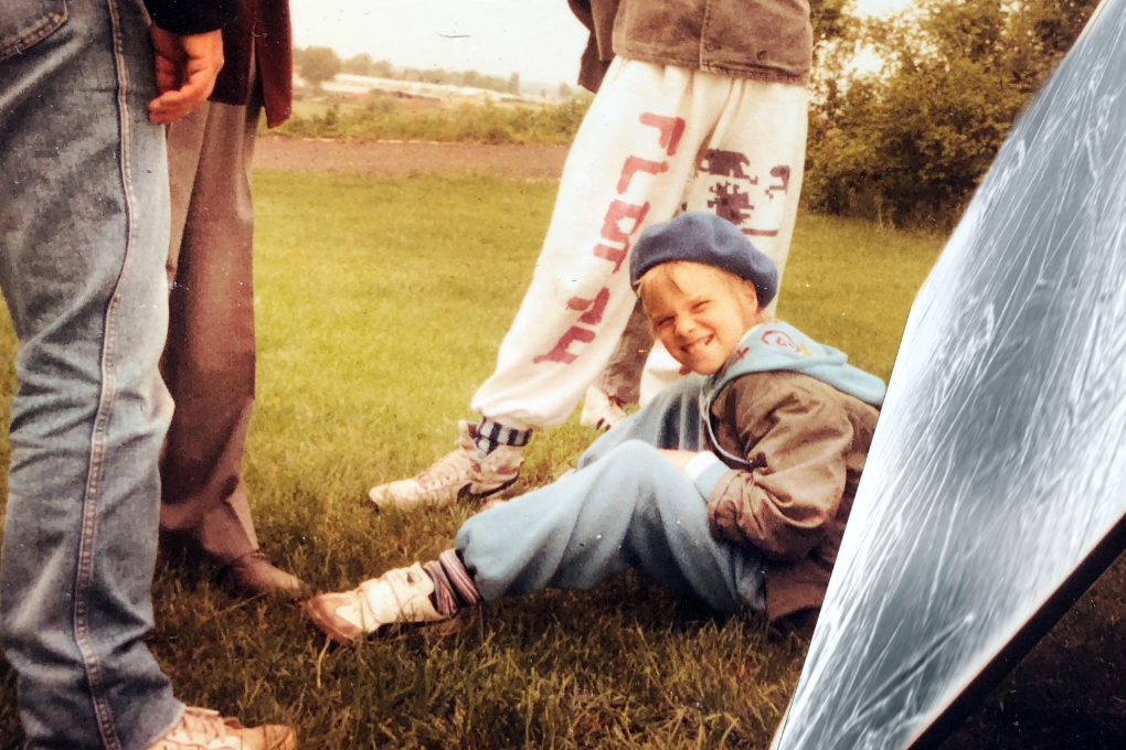 Die Kinder sind auf der Wiese - ein Beleuchter hält einen Reflector