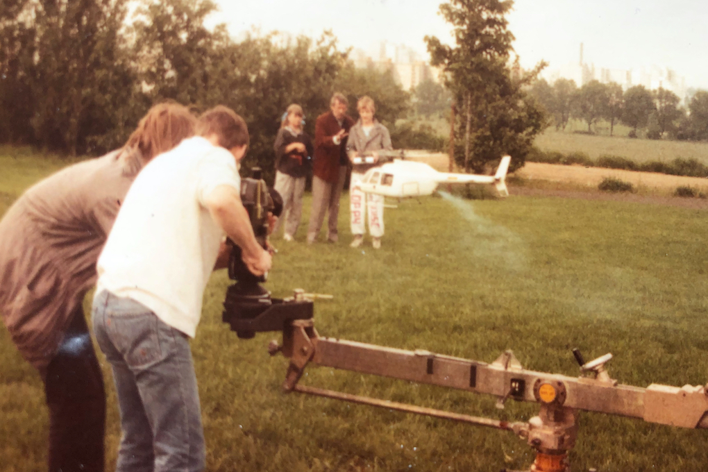 Das Kamerateam filmt den Flug eines Modelhubschraubers