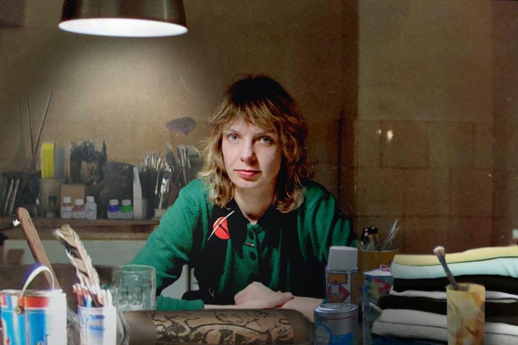 Die Kostümbildnerin sitz am Arbeitstisch