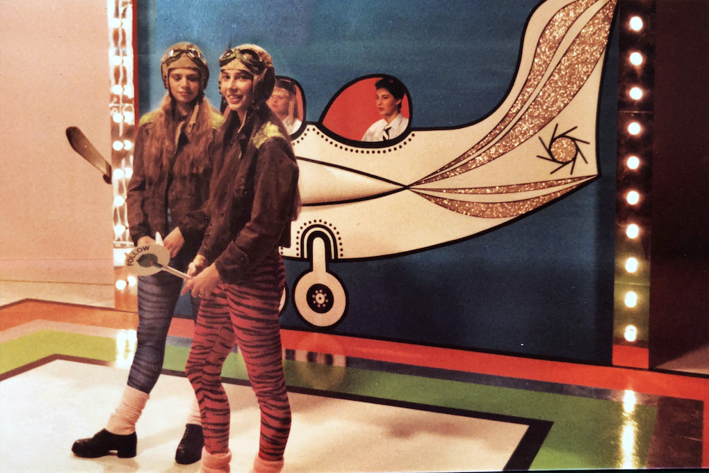 GoGoGirls als Piloten und Flieger mit singenden Stewardessen