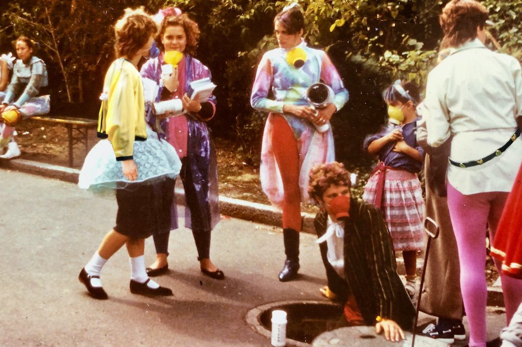 Darsteller steigt aus dem Gulli