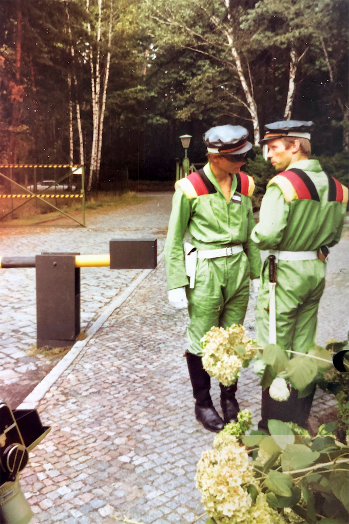 Polizisten am Schlagbaum