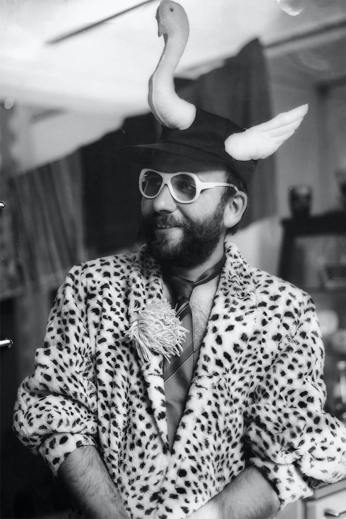 Regisseur Rudi Bergmann spielt eine Szene