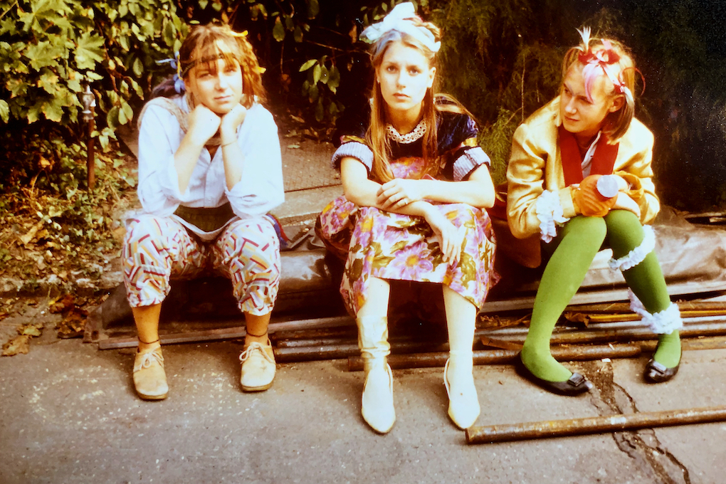 warten am Straßenrand