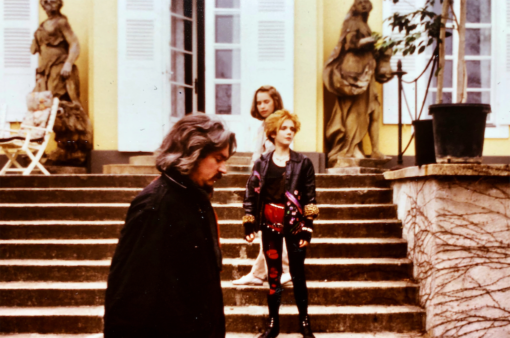 Darstellerinnen mit Regisseur vor der Spielvilla