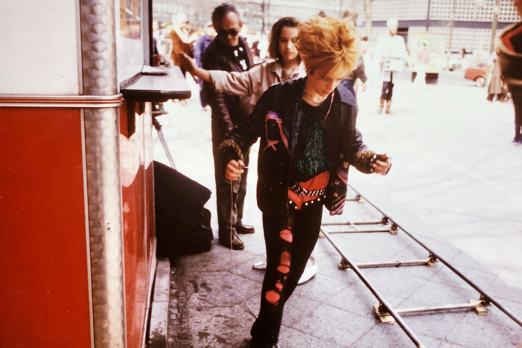 Darstellerinnen proben neben den Kamerawagenschienen