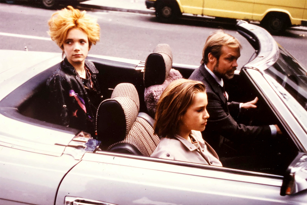 Filmszene im offenen Cabriolet