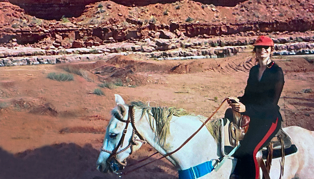 Kostümbildnerin auf einem Pferd