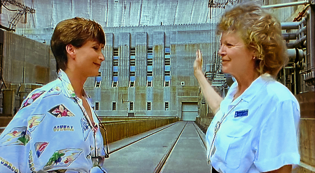 Reiseleiterin Sarah führt Renate durch das Kraftwerk