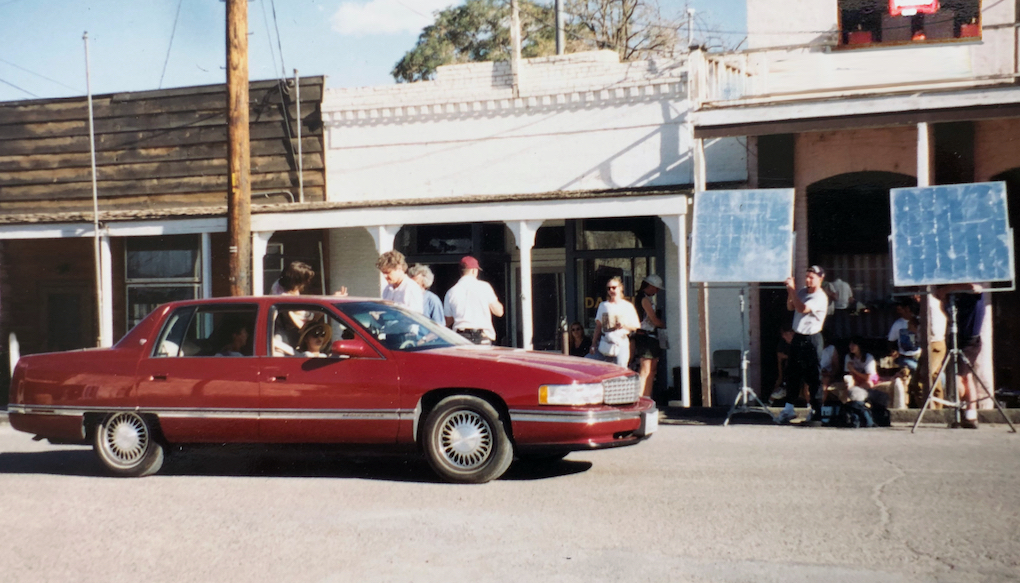 Die Filmcrew richtet den Cadillac für die Dreharbeiten ein