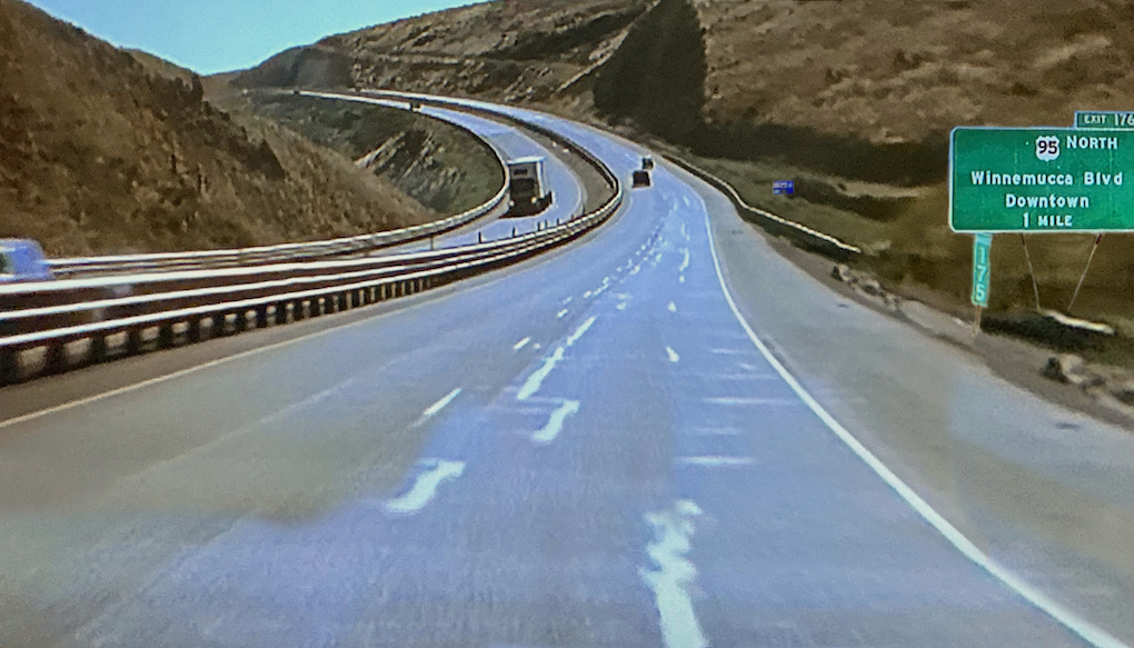 Highway mit dem Ortsschild von Winnemucca