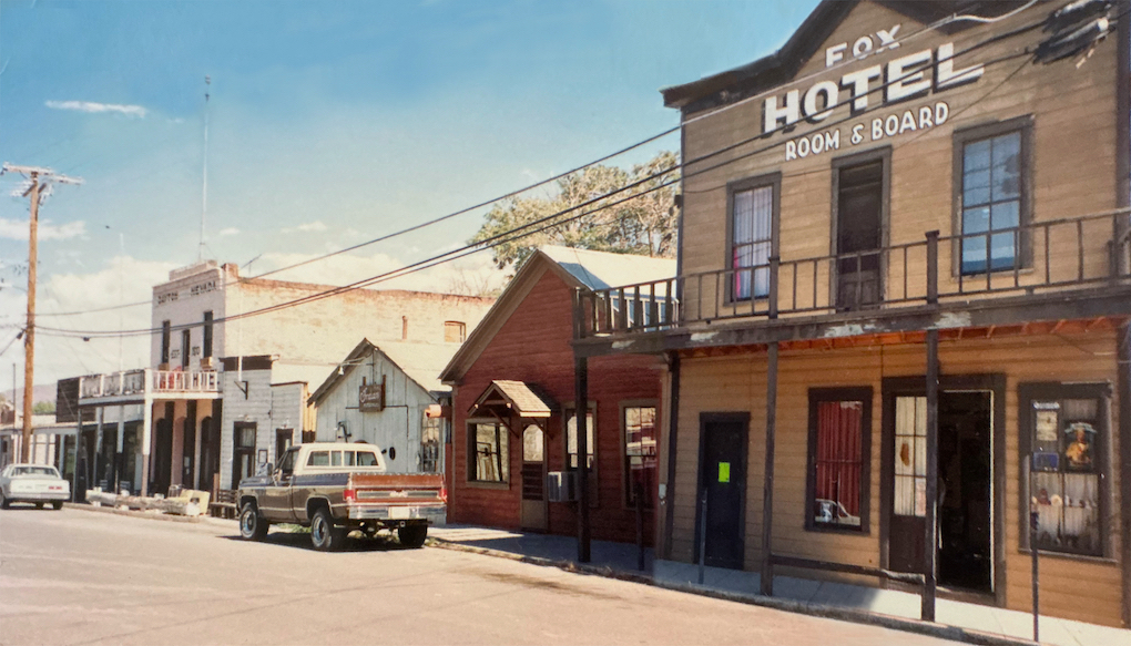 Straße mit dem Fox Hotel