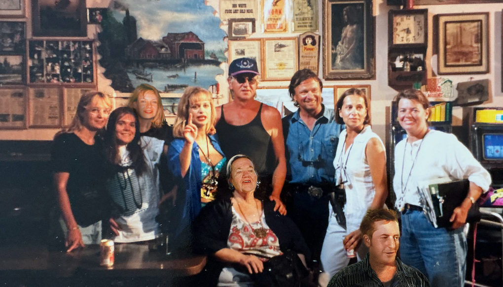 Teammitglieder in einer Bar