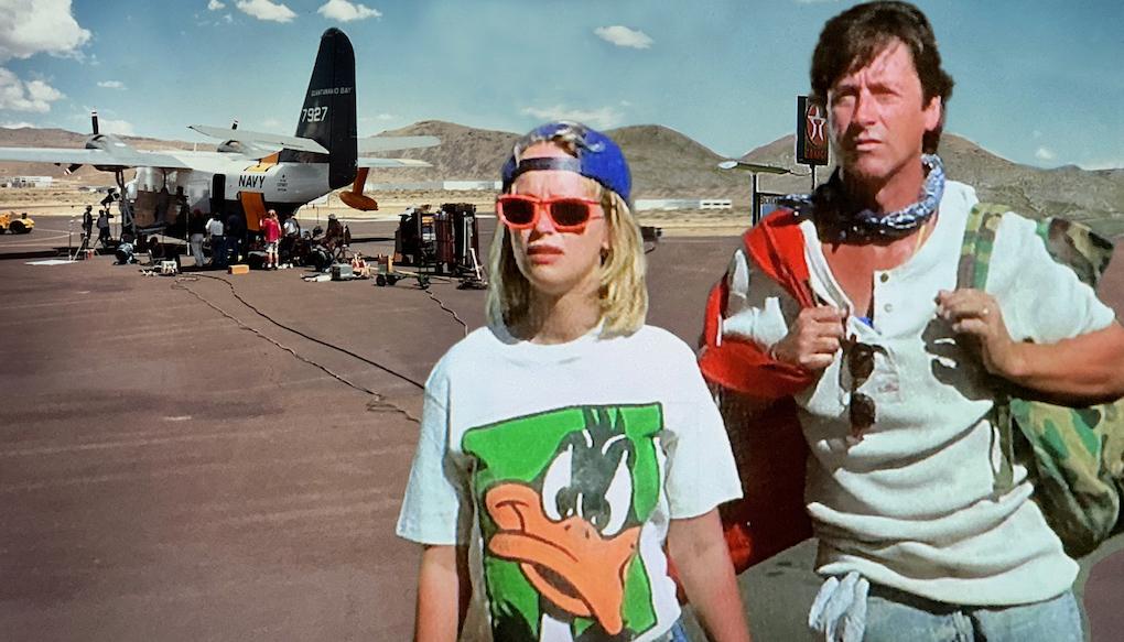 Sissy und Rolf stehen auf dem Flugfeld