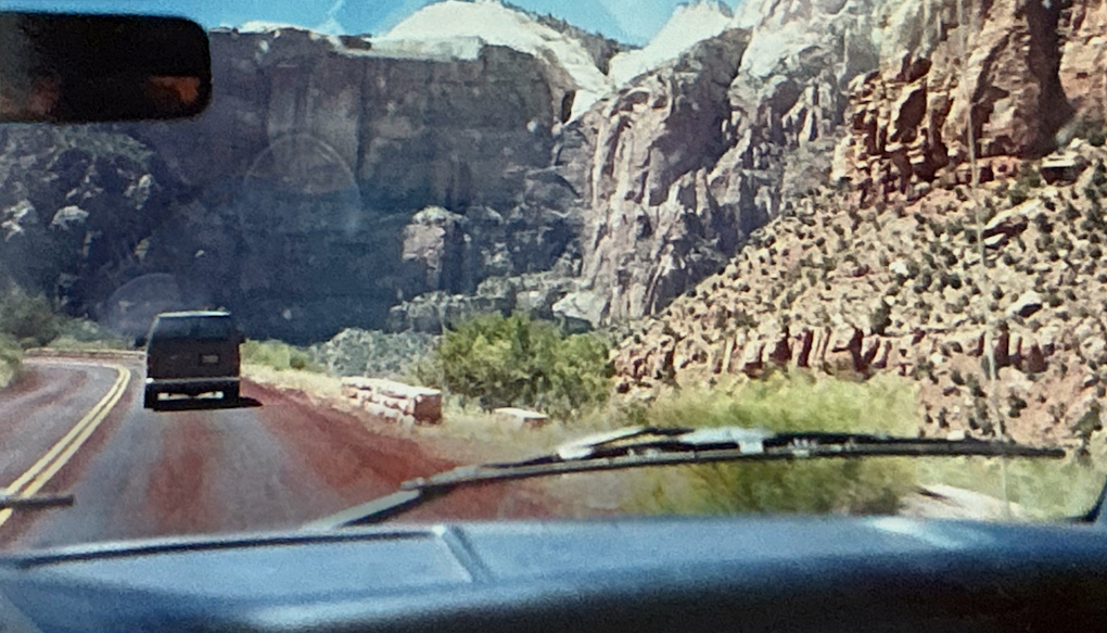 Autos fahren durch eine Schlucht