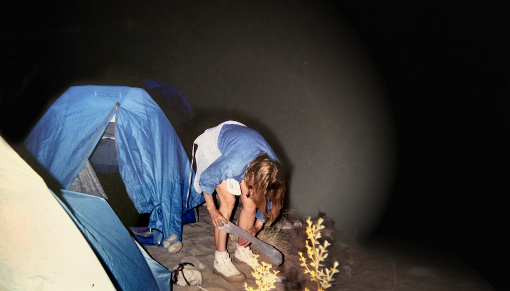 Such nach den Heringen für den Zeltaufbau in der Nacht