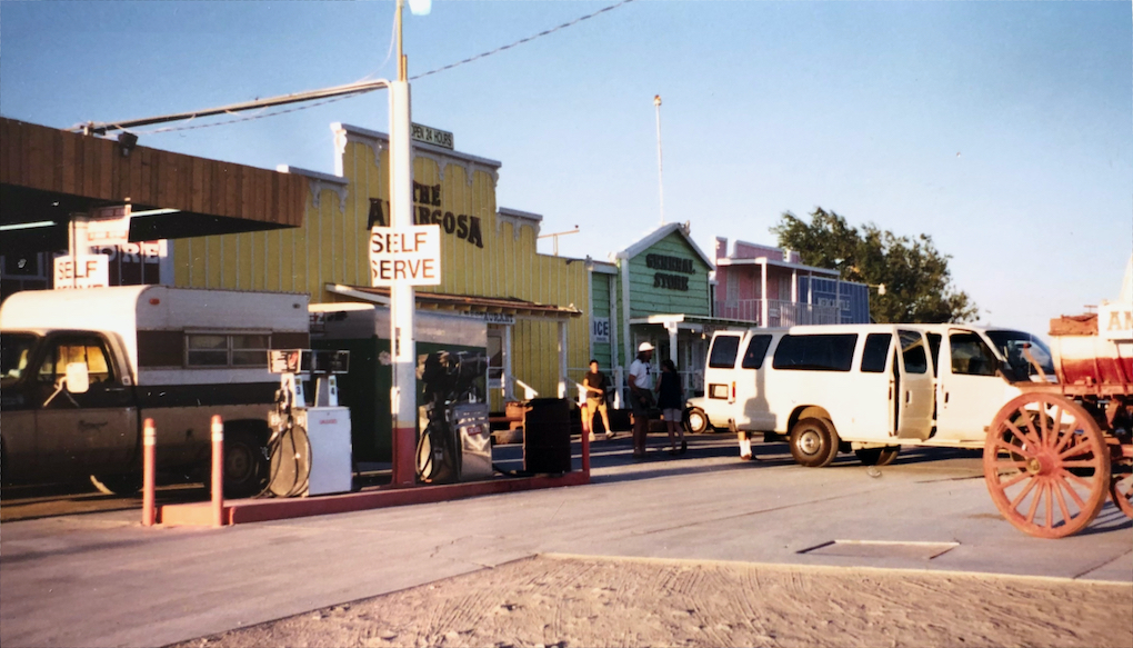 die Produktionswagen an der Tankstelle