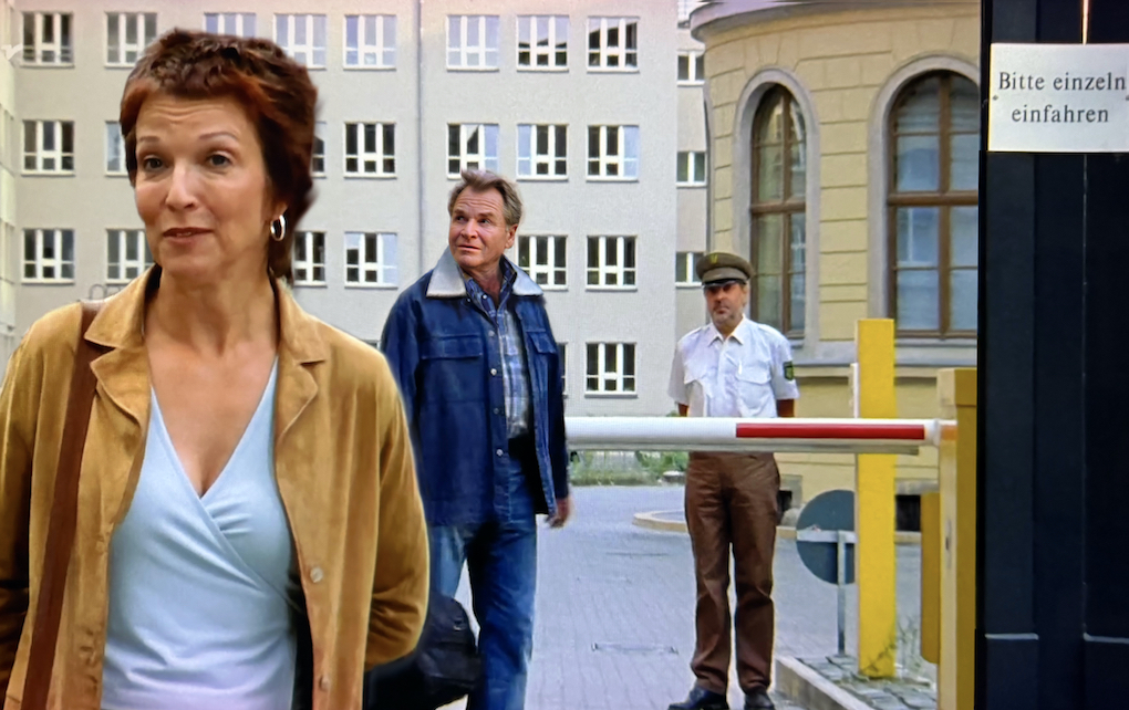 Henry und Lissy vor dem Gefängnis