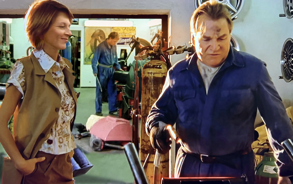 Henry achweißt in der Werkstatt der Schwester