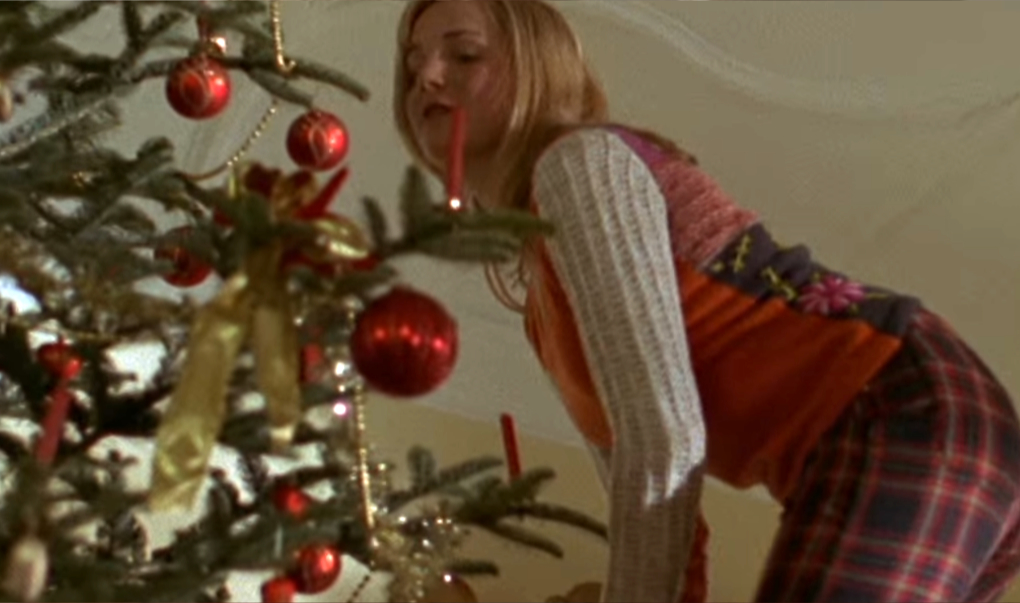 Pauline schmückt den Weihnachtsbaum