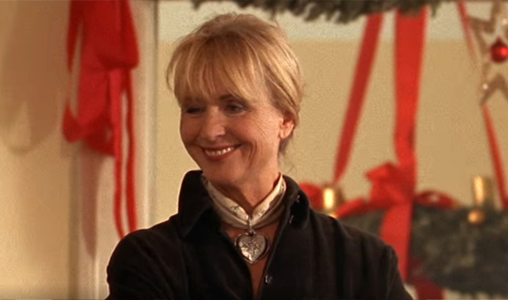 Marianne vor dem Adventskranz