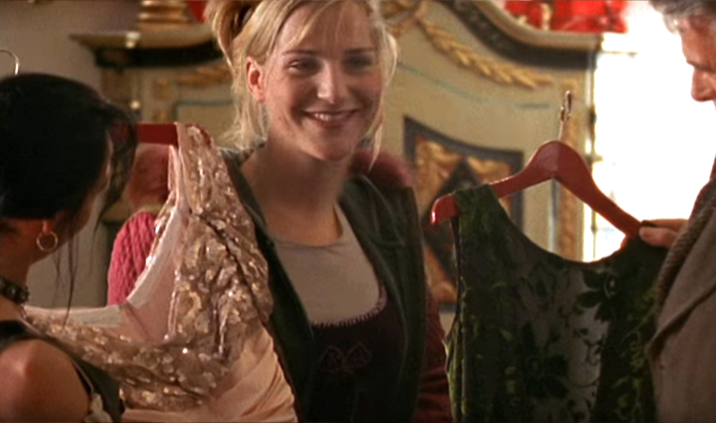 Die verkäuferin zeigt Pauline Kleider