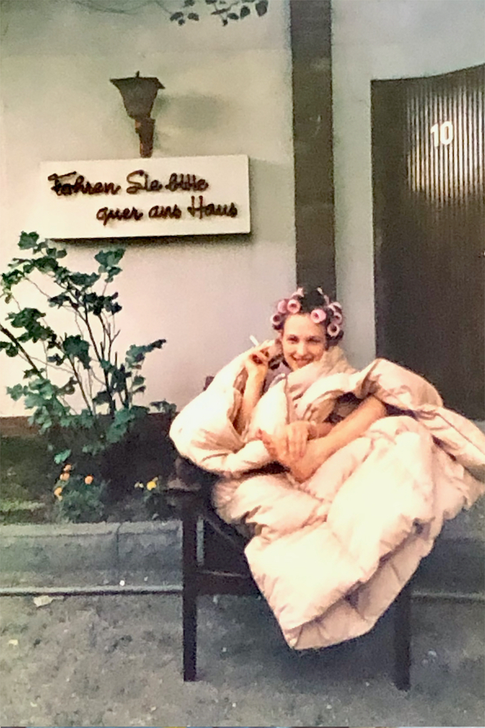 Alma mit Lockenwicklern in einer Decke