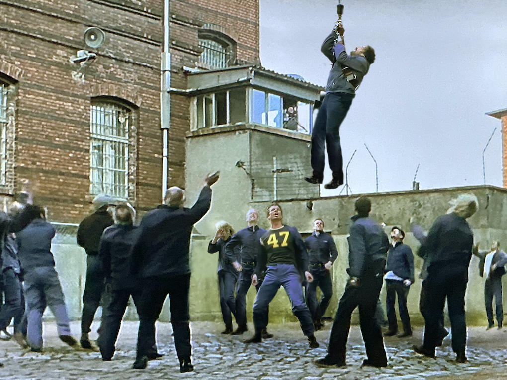 Kowa gelingt eine spektakuläre Flucht aus dem Gefängnis