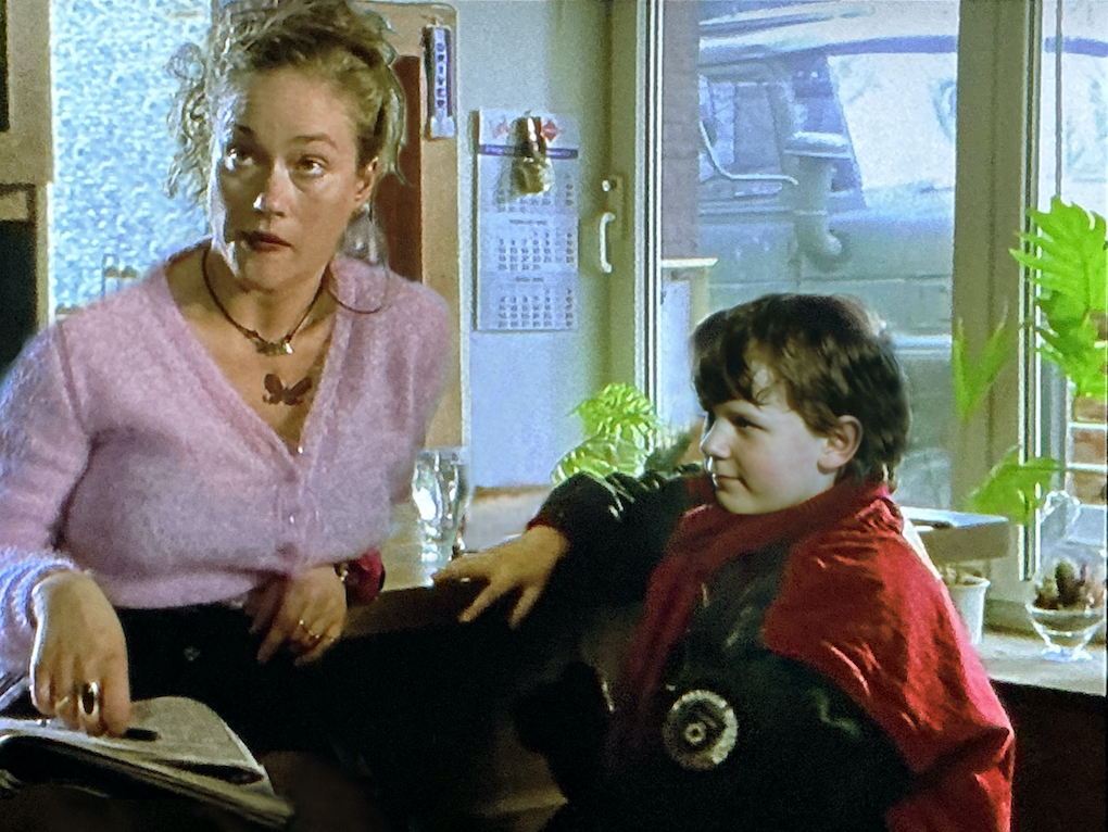 Yuri und die Bedienung in einem Café