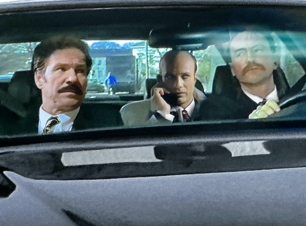 Dr. Sander und Bodyguard Kowa werden von einem  Chauffeur zu einer Pressekonferenz gefahren