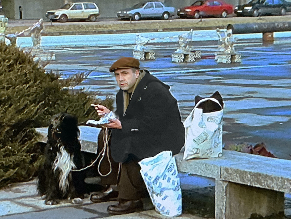 Ein verdächtiger Mann mit Hund auf einer Parkbank
