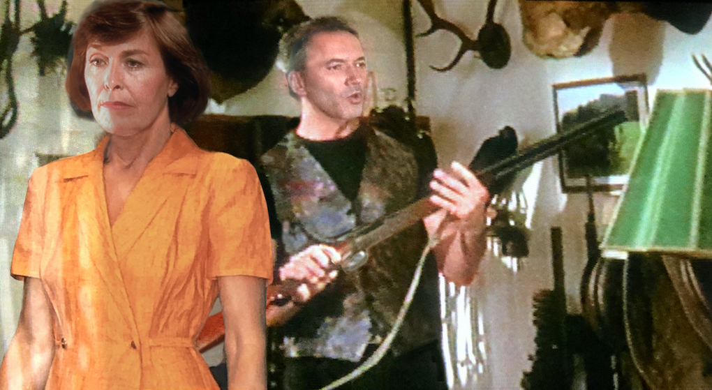 Ein Verehrer von Ursula untersucht die Waffensamlung des verstorbenen Ehemanns