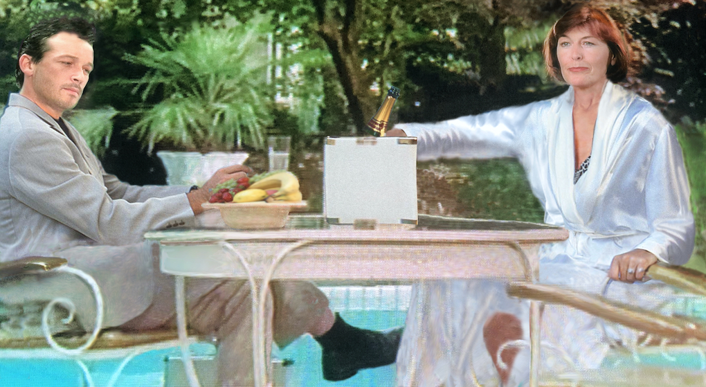 Ursula frühstückt mit einem Verehrer am Pool